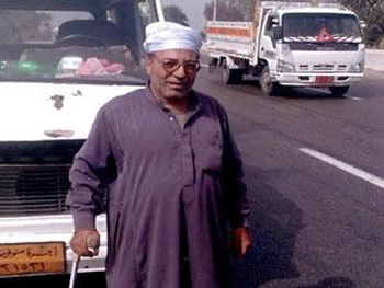معاق مصري يقود سيارة أجرة بقدم واحدة وبدون رخصة معاق مصري يقود سيارة أجرة بقدم واحدة وبدون رخصة