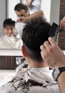 عراقي يتحدى إعاقته ومجتمعه.. ويصبح حلاقا ماهرا