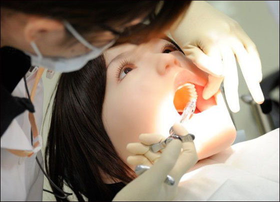"هاناكو".. دمية بشرية ذكية يطبق عليها طلاب طب الاسنان ما تعلموه "هاناكو".. دمية بشرية ذكية يطبق عليها طلاب طب الاسنان ما تعلموه