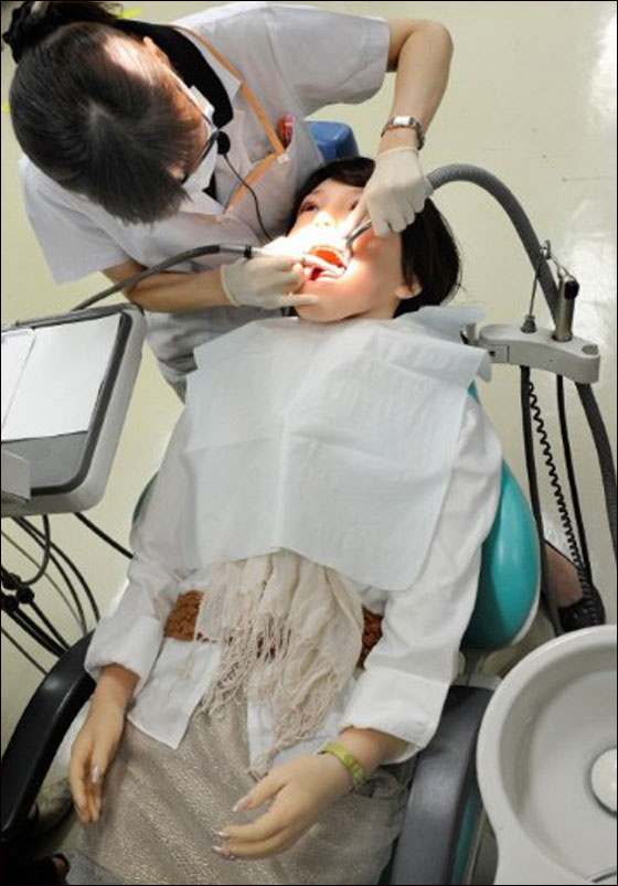 "هاناكو".. دمية بشرية ذكية يطبق عليها طلاب طب الاسنان ما تعلموه "هاناكو".. دمية بشرية ذكية يطبق عليها طلاب طب الاسنان ما تعلموه