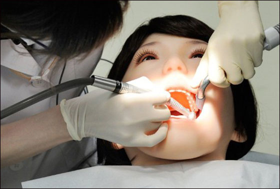 "هاناكو".. دمية بشرية ذكية يطبق عليها طلاب طب الاسنان ما تعلموه