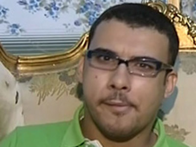 تحدى اعاقته واصبح يعمل مصمم برامج ومواقع إلكترونية ومترجم!!