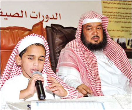 طفل كفيف يقرأ القرآن حفظا بمجرد ذكر رقم الآية!! طفل كفيف يقرأ القرآن حفظا بمجرد ذكر رقم الآية!!