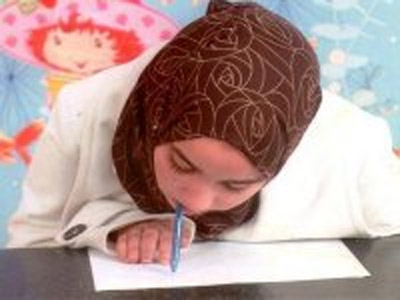 الفتاة المعجزة تكتب بفمها بخط واضح وجميل! الفتاة المعجزة تكتب بفمها بخط واضح وجميل!