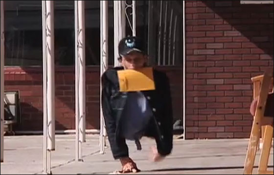 رجل بنصف جسد يمارس نشاطاته اليومية على اكمل وجه!