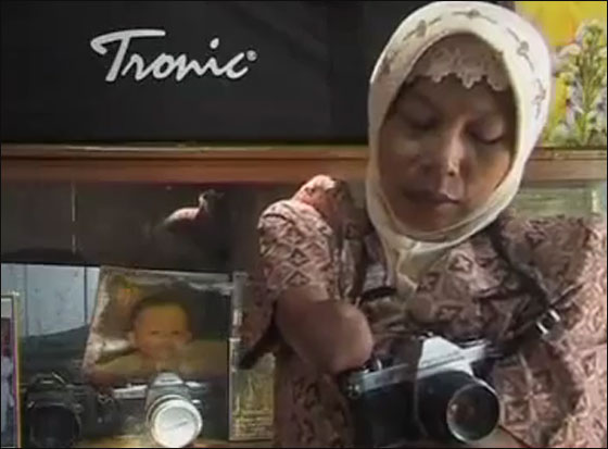 اصرارها على العمل جعلها تحترف التصوير رغم ذراعاها المبتورتين! اصرارها على العمل جعلها تحترف التصوير رغم ذراعاها المبتورتين!