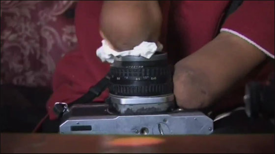 اصرارها على العمل جعلها تحترف التصوير رغم ذراعاها المبتورتين! اصرارها على العمل جعلها تحترف التصوير رغم ذراعاها المبتورتين!