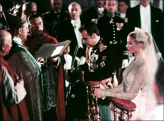 مفاجأة: فستان زفاف كايت ميدلتون يشبه فستان زفاف أميرة موناكو مفاجأة: فستان زفاف كايت ميدلتون يشبه فستان زفاف أميرة موناكو